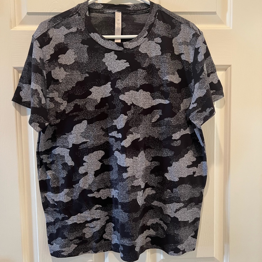 Lululemon Black/Gray Camo Print Women’s Short Sleeve Shirt
Size Small - Picture 2 of 5